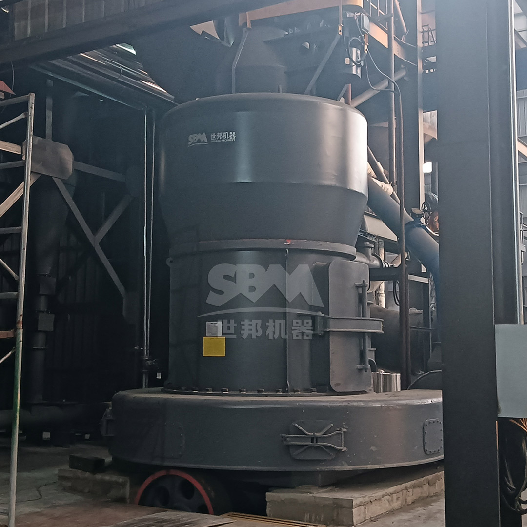 High-capacity hammer mill for secondary crushing of attapulgite ore, reducing feed size to 0-3mm